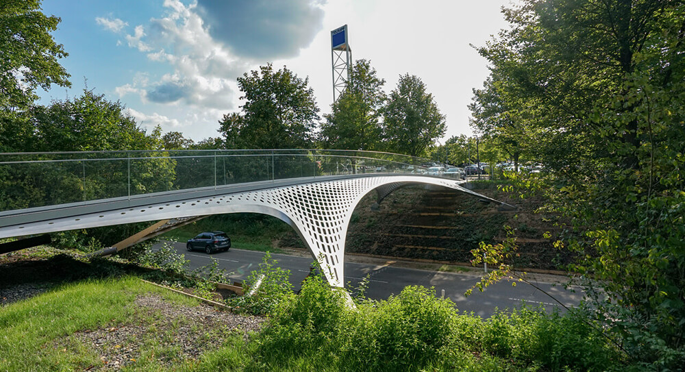 Stahlbau Brücke über Straße