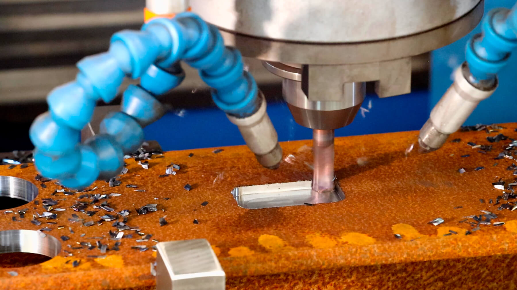 Nahaufnahme unserer CNC-Fräsmaschine am Stahträger