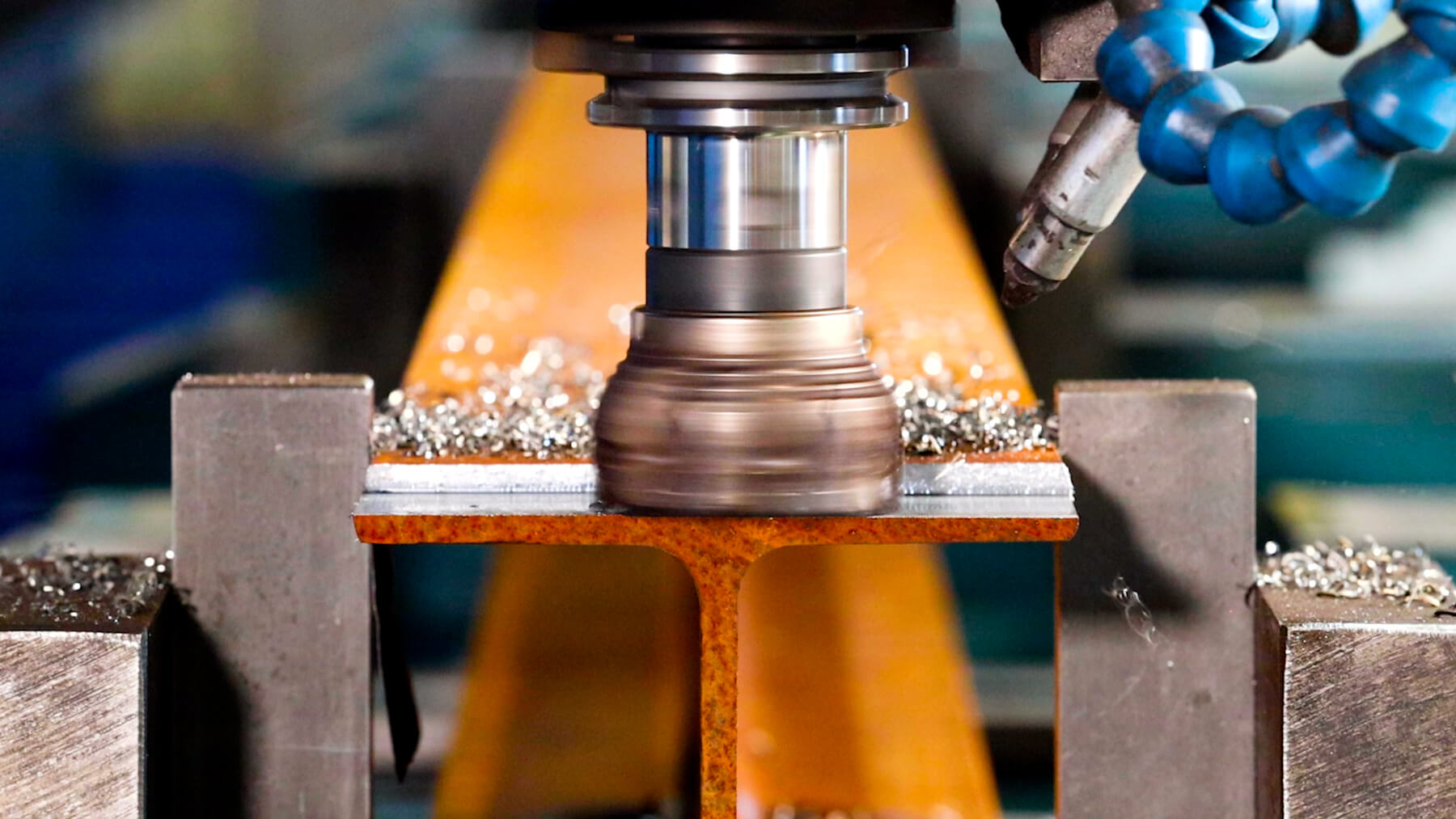 CNC-Fräsmaschine im Einsatz an einem Stahlträger