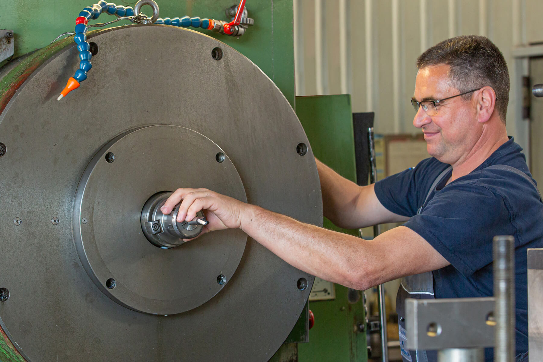 Mitarbeiter bedient CNC Fräsmaschine