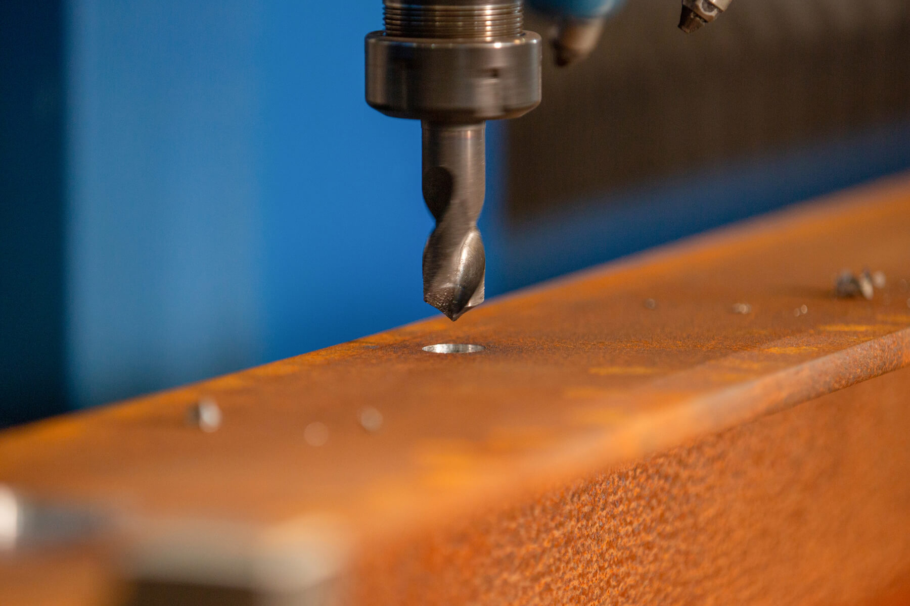 Nahaufnahme des Bohrers einer CNC Fräsmaschine